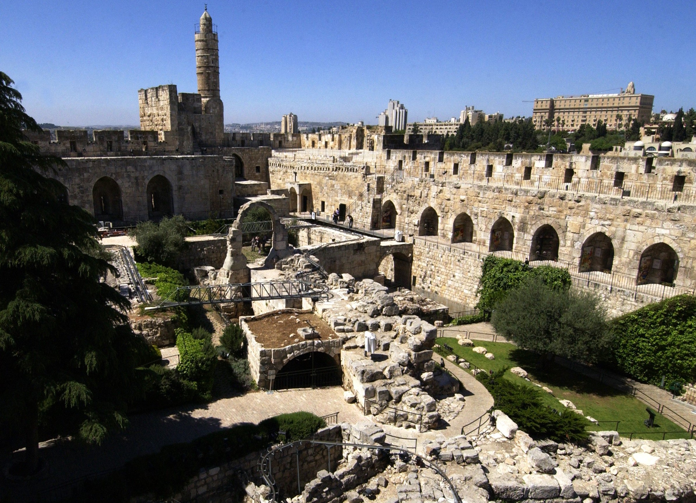 חומה ומגדל וארמון רב תפארת: סיור במתחם המצודה ובקישלה - יד יצחק בן־צבי