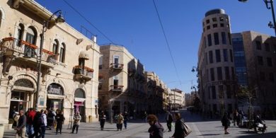 מרכז העיר ירושלים, סמוך לפסי הרכת הקלה.