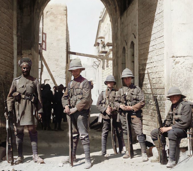 חיילים בריטים בשער העיר העתיקה בירושלים, שנות ה־30 (אוסף המושבה האמריקנית, ספריית הקונגרס)
