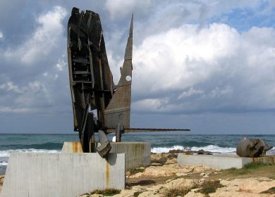 אנדרטת ההעפלה בחוף אכזיב, פסל - יחיאל שמי (צילום - Golf Bravo ויקיפדיה)