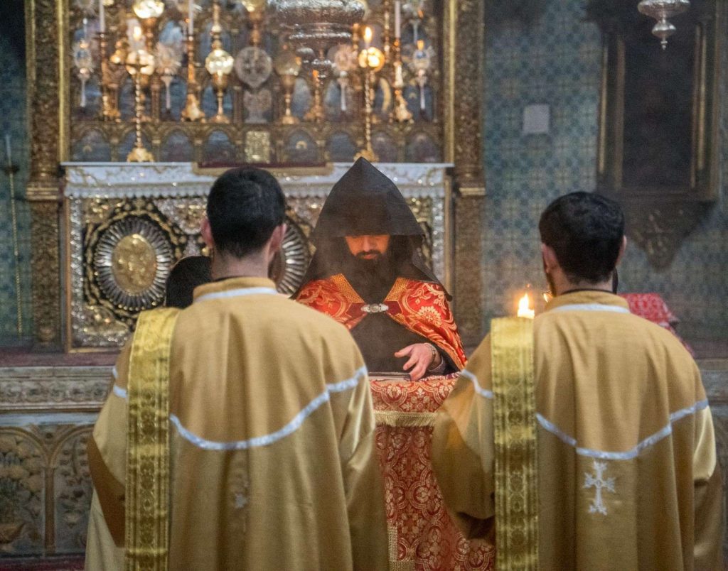 תפילה במנזר הארמני ע"ש יעקב הקדוש (צילום: נטע אביטל, יד בן־צבי)