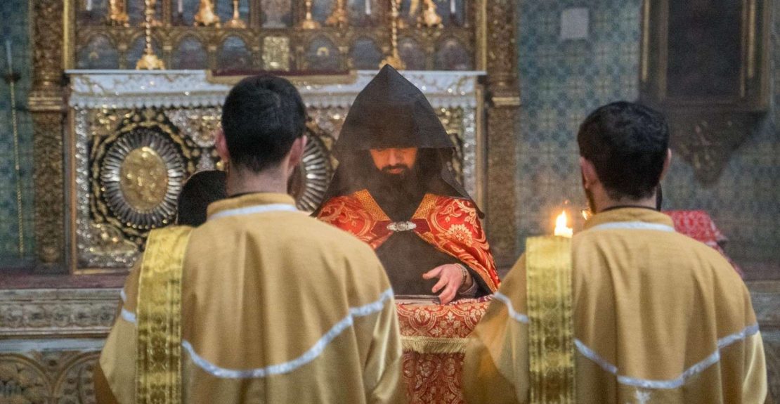 תפילה במנזר הארמני ע"ש יעקב הקדוש (צילום: נטע אביטל, יד בן־צבי)