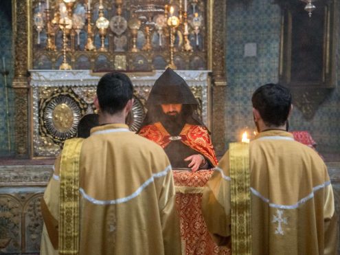 תפילה במנזר הארמני ע"ש יעקב הקדוש (צילום: נטע אביטל, יד בן־צבי)