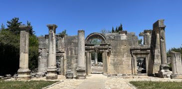 חזית בית הכנסת העתיק בברעם