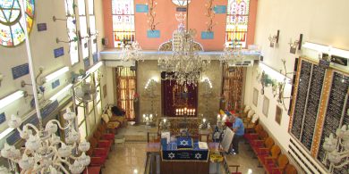 פנים בית הכנסת לזכר יהודי סלוניקי בתל אביב