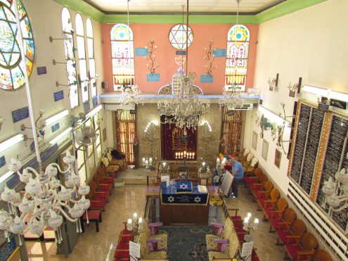 פנים בית הכנסת לזכר יהודי סלוניקי בתל אביב
