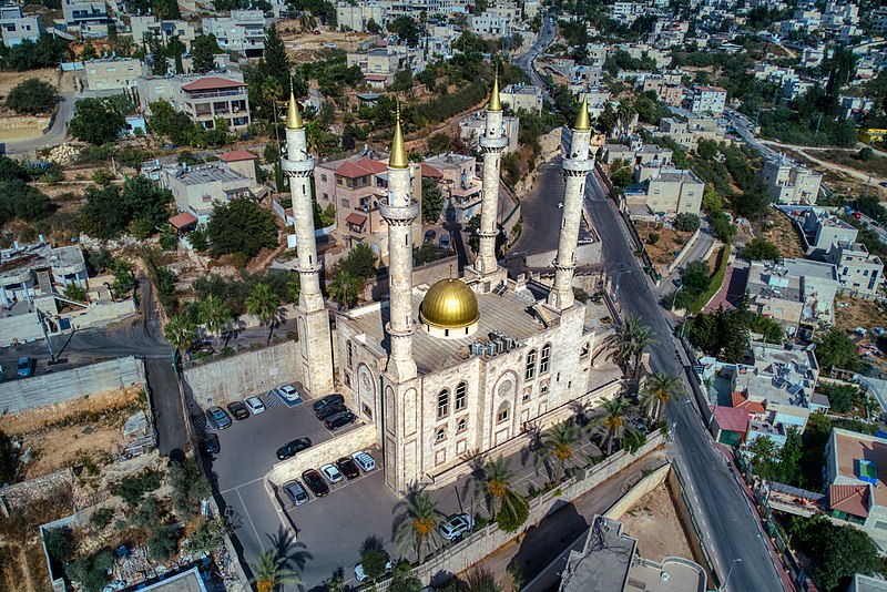 מסגד אחמד חאג'י קדירוב באבו גוש. צילום: חגי אגמון־שניר, ויקיפדיה