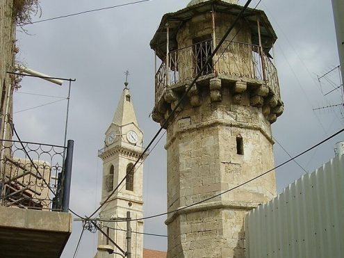 צריח כנסיה וצריח מסגד בלב רמלה (צילום: ד"ר אבישי טייכר, ויקיפדיה)