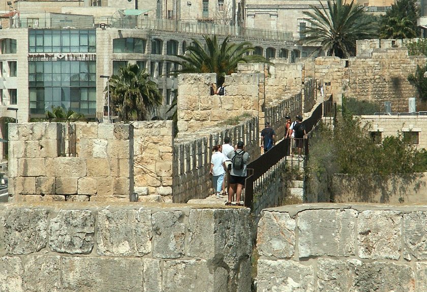 יום נפילת החומה לרגל עשרה בטבת