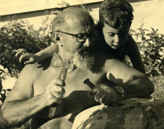 יצחק שדה חוצב בגינתו