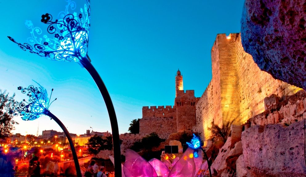 יצירות של דייל צ'יהולי לרגלי מגדל דוד