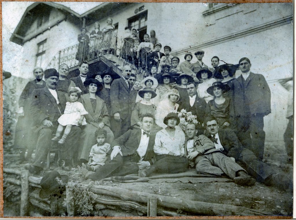 קרדיט- אלבום יוסי אברמוב, ישראל נגלית לעין ראשון לציון, יד יצחק בן-צבי