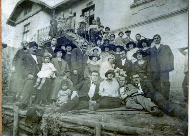 קרדיט- אלבום יוסי אברמוב, ישראל נגלית לעין ראשון לציון, יד יצחק בן-צבי