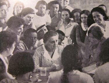 פועה רקובסקי [במרכז] בסמינריון לפועלות בבית החלוצות בתל אביב בשנת 1938