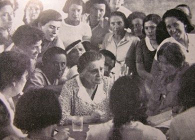 פועה רקובסקי [במרכז] בסמינריון לפועלות בבית החלוצות בתל אביב בשנת 1938