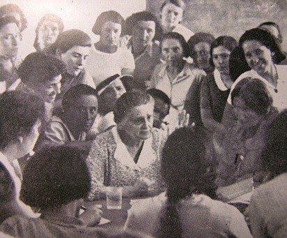 פועה רקובסקי [במרכז] בסמינריון לפועלות בבית החלוצות בתל אביב בשנת 1938