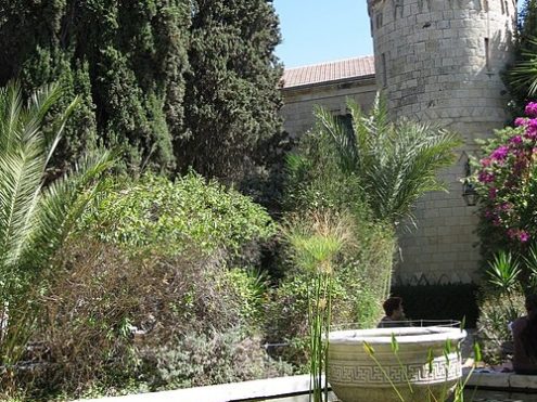 חצר סרגיי, צילום- Deror Avi, ויקיפדיה