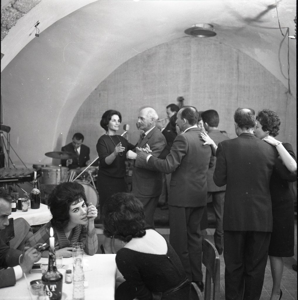 זוגות רוקדים במועדון החמאם ביפו, 1961 (אוסף הצלם ורנר בראון, ארכיון התמונות, יד בן-צבי)