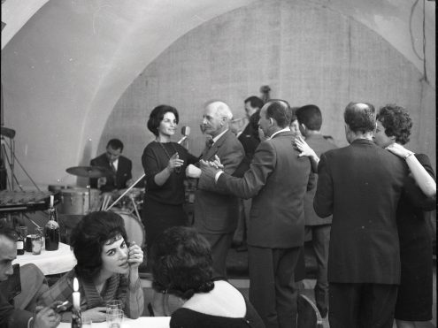 זוגות רוקדים במועדון החמאם ביפו, 1961 (אוסף הצלם ורנר בראון, ארכיון התמונות, יד בן-צבי)